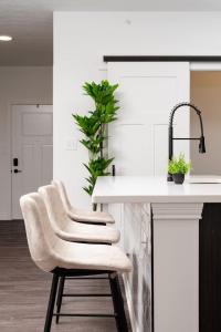 Sunrise Glow Spacious 2BR 2BA 2 King Beds Gym WFH