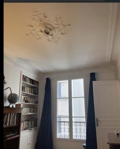 Bright apartment on Rue Ballu