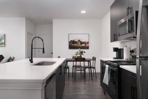 Verdant Retreat 2BR 2BA Spacious 2 KingBeds GymWFH