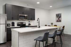 Golden Sun Spacious 1BR Pond View King Bed WFH Gym