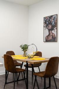 Golden Sun Spacious 1BR Pond View King Bed WFH Gym