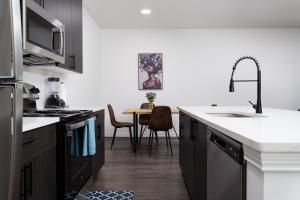 Golden Sun Spacious 1BR Pond View King Bed WFH Gym