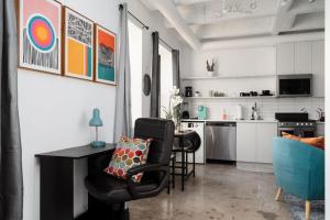 Sunny Modern Loft Montrose Beach Rooftop WFH Gym