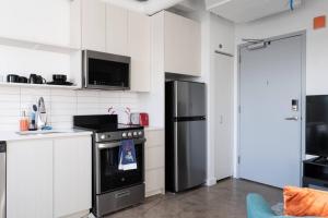 Sunny Modern Loft Montrose Beach Rooftop WFH Gym