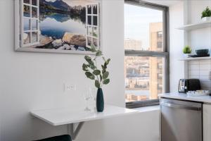 Elegant Stylish Loft Oasis Uptown Rooftop WFH Gym