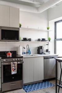 Artistic Loft Rooftop Uptown Montrose Beach GymWFH