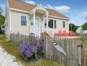 Shell Cottage - Pet friendly, Hot tub, Fenced yard! - Birch Town