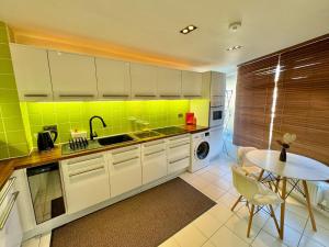 Sleek & Bright balcony Flat Perfect Escape London - Pass the Keys