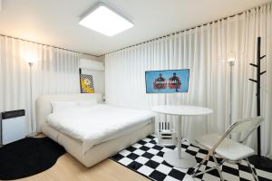 BNear Hongdae Station, 30sec on foot