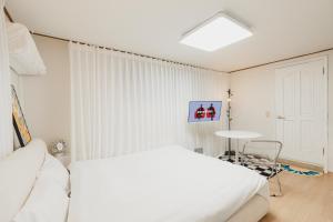 BNear Hongdae Station, 30sec on foot