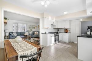 Star of the Sea - Renovated home located in town & pet friendly!