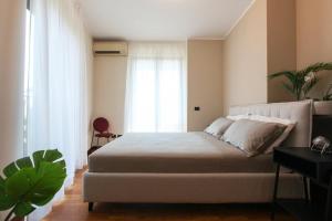 Luminoso Appartamento con Ampio Terrazzo a 10 minuti dalla Metro