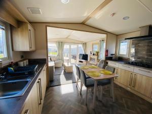 RJ Luxury caravan hire 2 with Hot Tub