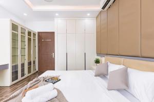 Entire 6BRs house in Saigon Centre by Gon De Home