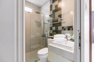 Entire 6BRs house in Saigon Centre by Gon De Home