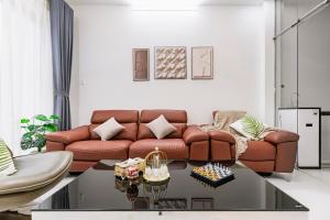 Entire 6BRs house in Saigon Centre by Gon De Home