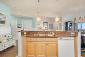 Sunset Bay Villa 206 - Waterfront & shared pool!