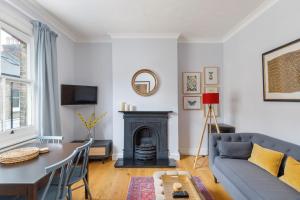 Cambridge Grove- Cosy two bed Mews - with parking