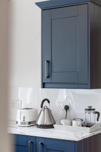 Cambridge Grove- Cosy two bed Mews - with parking