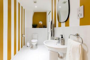 OFF Oxford Circus! Large Unique Artists Family and Friends HOME