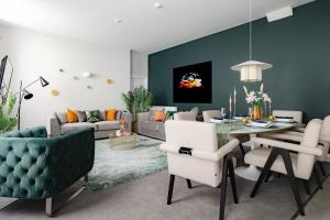 OFF Oxford Circus! Large Unique Artists Family and Friends HOME