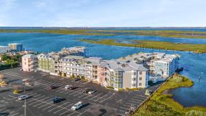 Sunset Bay Villa 221 - Waterfront, Pool, Gym!