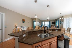 Sunset Bay Villa 221 - Waterfront, Pool, Gym!