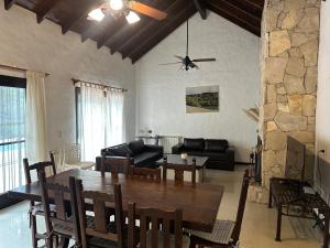 CASA ENCINA CARILO - Gran parque y pileta