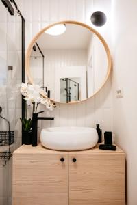 Elma 1 - Piata Romana