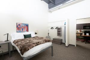 Cream City 2BR Apt - Just 3 Blocks to Fiserv with Gym and Parking