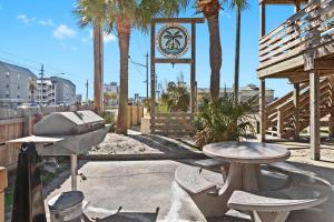 Spacious 2BR Condo with Pool Across from the Beach