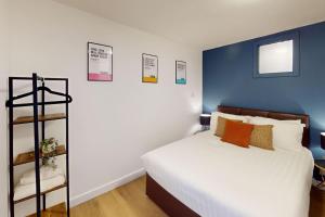 3BR, song lyrics theme, self check-in