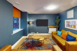 3BR, song lyrics theme, self check-in