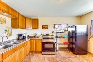 Fenced Yard and Mtn Views Dog-Friendly Superior Gem