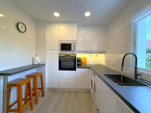 Stylish & sunny beach apartment with pool