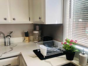 4bed 2ba Hollywood house Block away from sunset, Free parking, private backyard