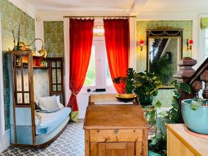 B&B / Chambres d'hotes Chambre d’hotes au Chateau Le Bas Bleu, Anais Nin : photos des chambres