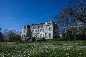 B&B / Chambres d'hotes Chambre d'hotes Sarah - Chateau Le Bas Bleu : photos des chambres