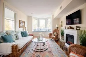 Best hotel alternative for big group, near train to NYC - 拉伊