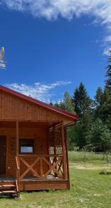 Słoneczne wzgórze domki pod lasem