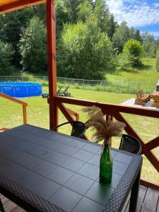 Słoneczne wzgórze domki pod lasem