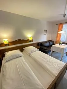 FeWo 36 - Appartement im Rottalblick - Rustikal & Urig wohnen, mit Bademantelgang zur Therme, TV, Doppelbett, Schlafsofa, Balkon und persönlichem Gästeempfang von Astarte Estate - Schwarz im Höllthal