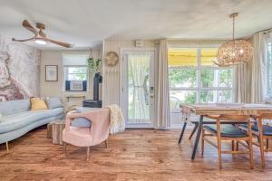 Well-equipped Lakeshore Getaway Hottubpdlboard