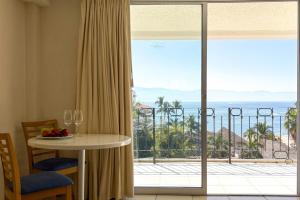 Amazing Ocean View! Access to the pool & the beach