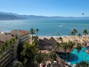 Prime beachfront flat & balcony!