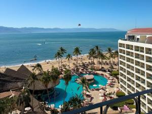 Prime beachfront flat & balcony!