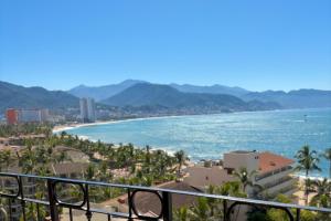 Prime beachfront flat & balcony!