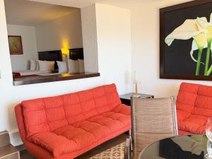 Prime beachfront flat & balcony!