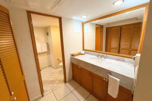 Prime beachfront flat & balcony!