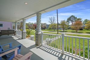 The Great Escape - renovated in-town charm!